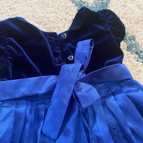 Beautiful dress - Picture 2 of 4